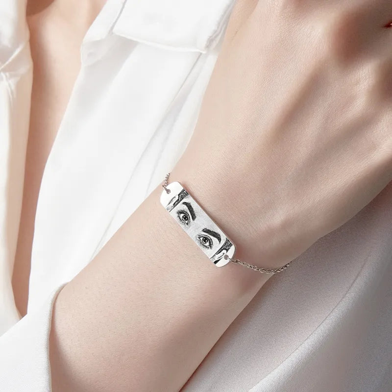 Gold personalised photo bracelet with engraved photo pendant displayed on a gift card – custom jewellery gift for mum, wife or girlfriend