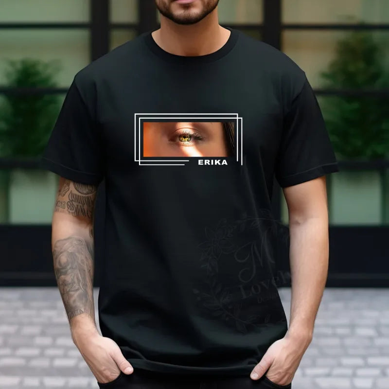 Customisation process explained: upload a high-resolution photo, production, quality inspection and dispatch for your personalised shirt order.