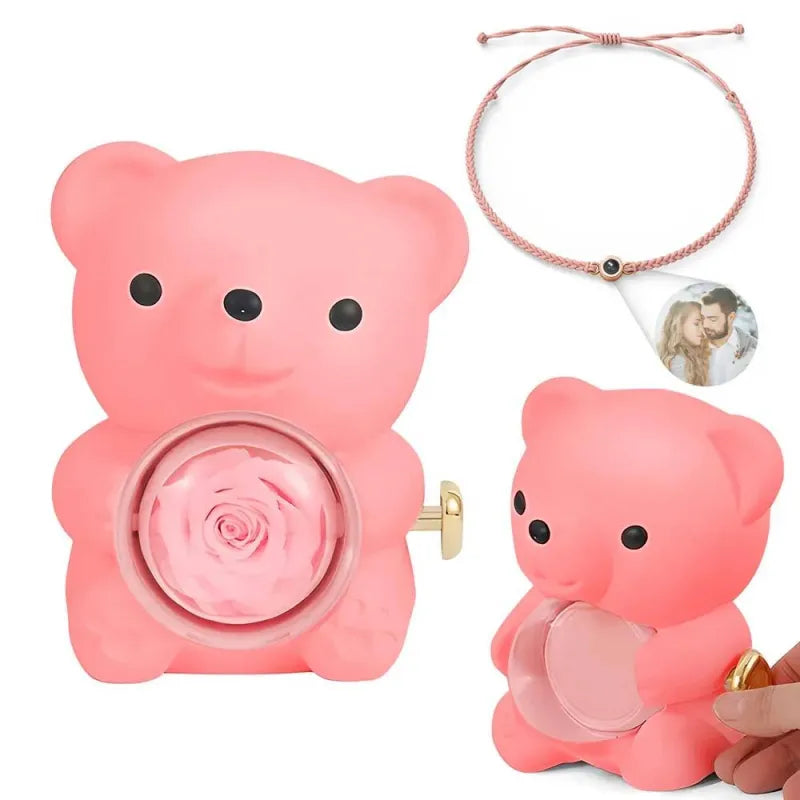 Detailed view of the rose bear presentation made from preserved roses – elegant accompaniment to the personalised bracelet