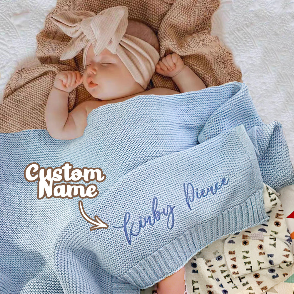 Main image: personalised knitted baby blanket with embroidered name, soft texture, approx 80×100 cm.