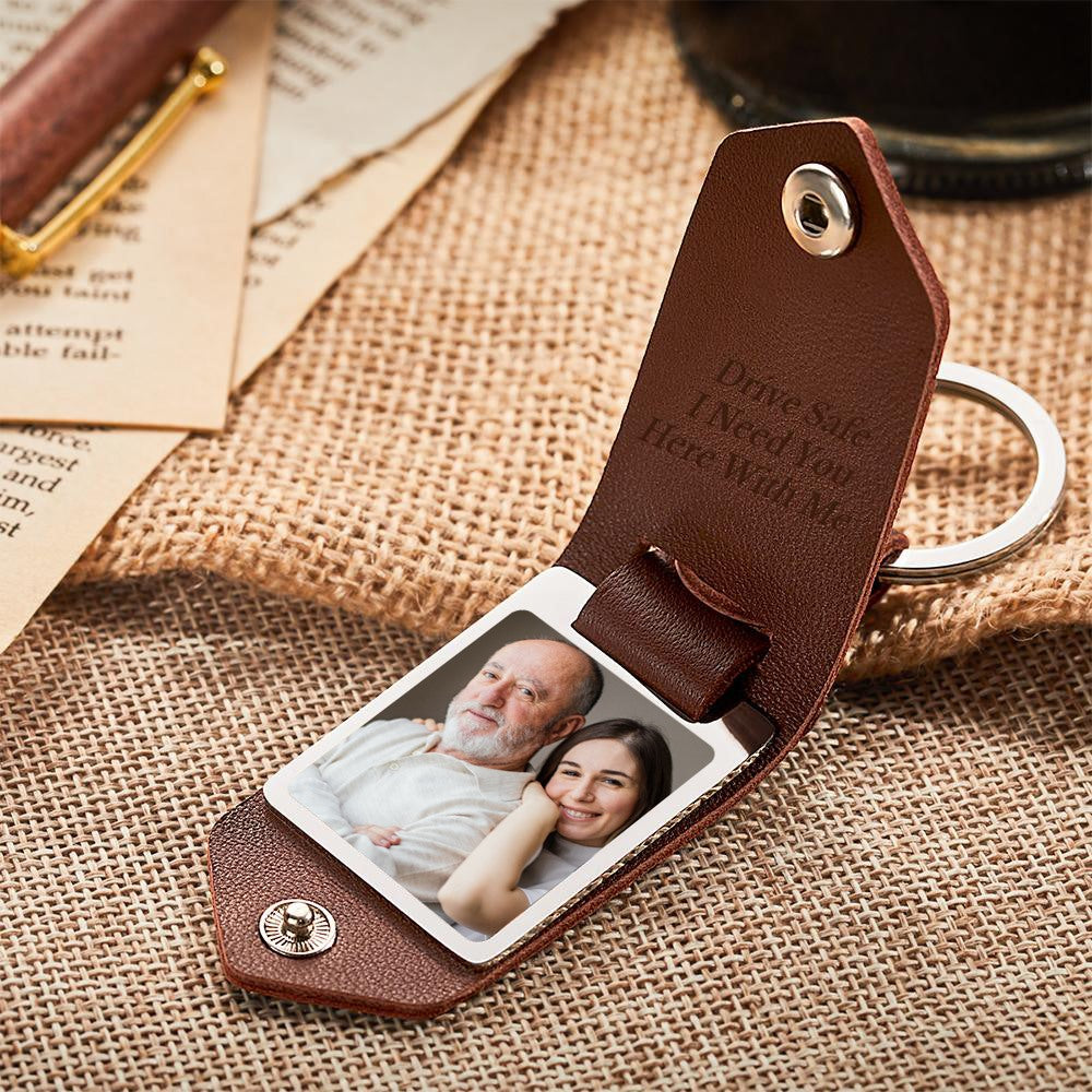 Personalised photo calendar keyring in genuine leather, close-up of engraved-style finish — perfect Father's Day gift for Dad
