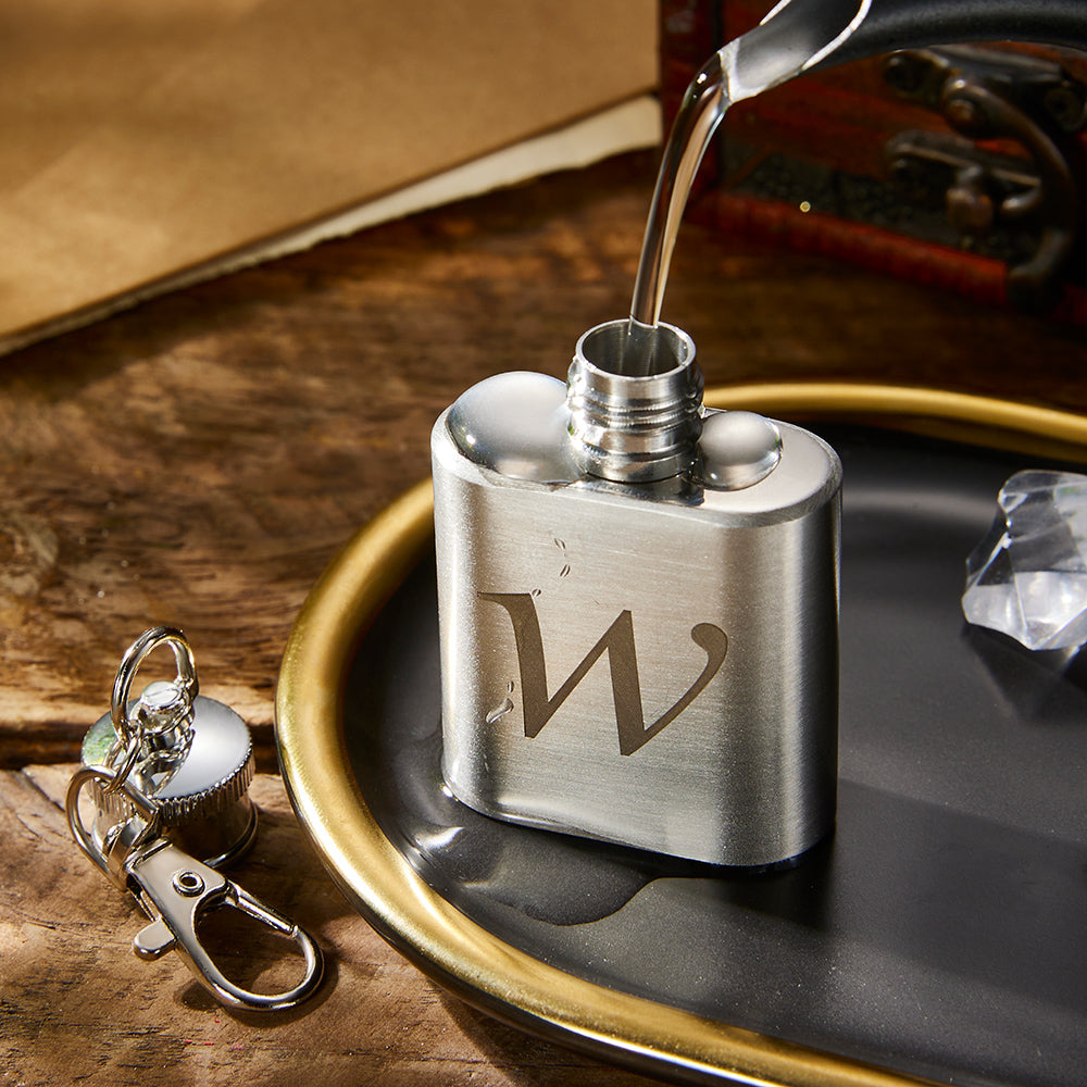 Close-up of screw‑off lid on custom engraved mini flask keychain highlighting leak‑proof seal and brushed stainless steel finish of the personalised hip flask