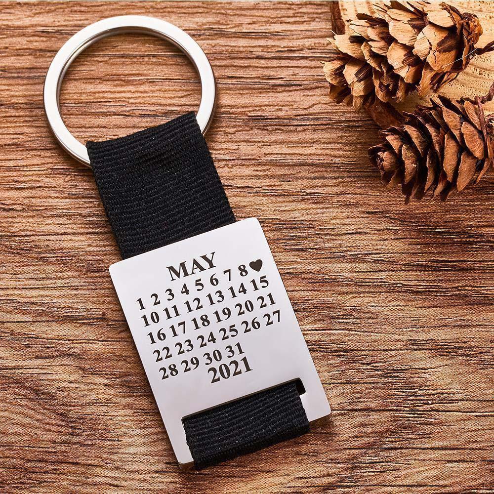 Durable personalised calendar keyring attached to keys, featuring engraved photo and calendar – ideal Valentine's or birthday gift for husband or dad
