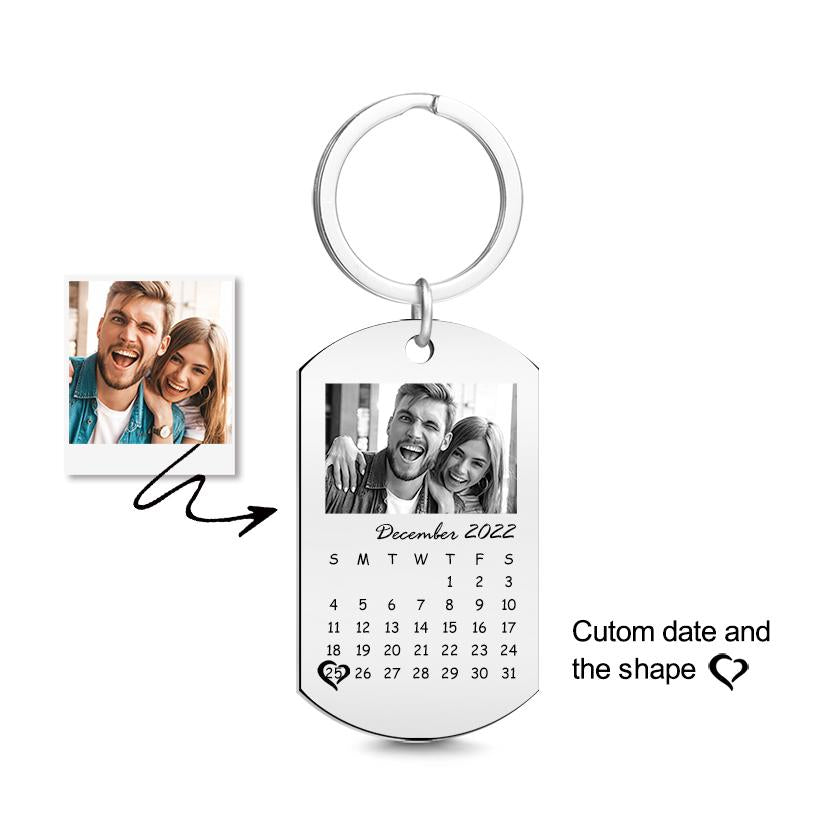 Personalised photo calendar keyring showing a high-resolution printed image and mini calendar plate, perfect engraved gift for couples and families.
