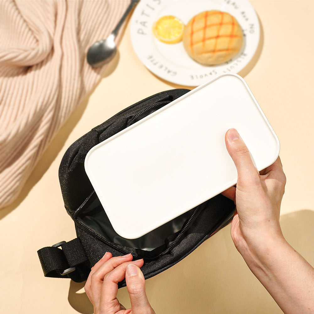 Close-up of thick handle and upgraded wear‑resistant smooth zipper on personalised insulated lunch bag