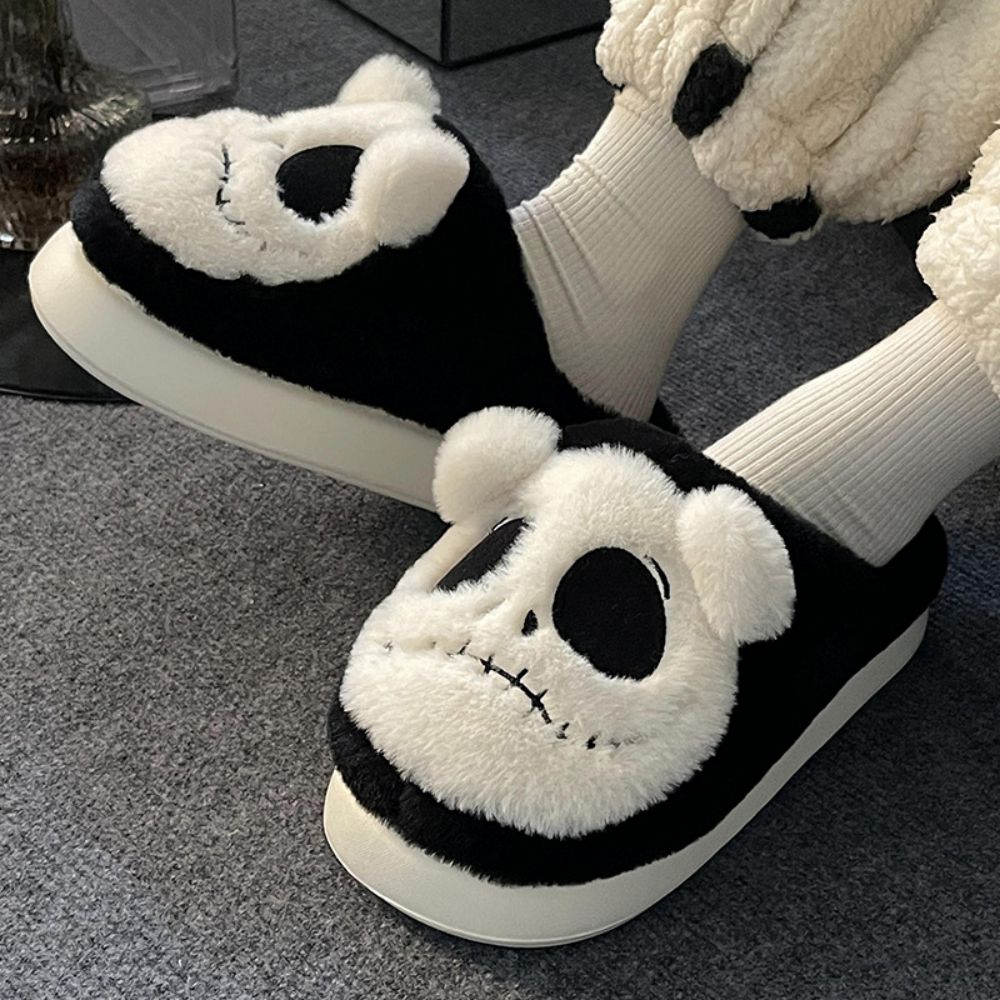 Halloween skull slippers – unisex EVA novelty shoes with bold skull design, lightweight water-resistant indoor footwear for cosplay, fancy dress and party gifts