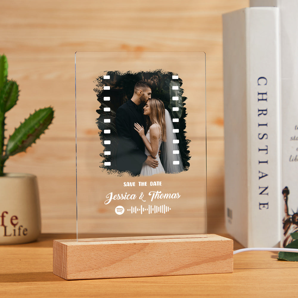 Gift-ready box with the personalised Spotify Music Photo Plaque and keychain, in clear acrylic.