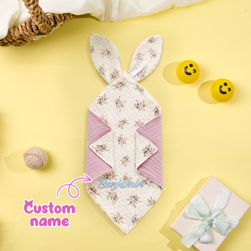 Edge detail and breathable cotton fabric of the baby comforter.