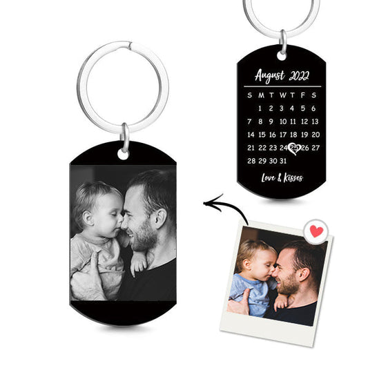 Personalised photo calendar keychain — custom stainless steel tag with engraved mini calendar and highlighted date, ideal Father’s Day gift