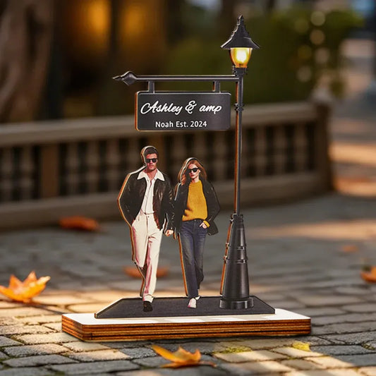 Close-up of the personalised wooden photo light plate with a vibrant printed photo on wood using single-sided printing.
