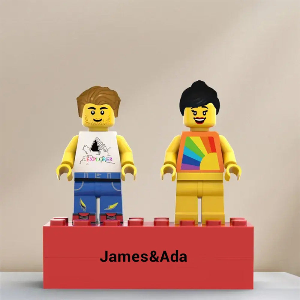 Close-up of personalised minifig couple with detailed engraving on the base – custom text example for Valentine's Day