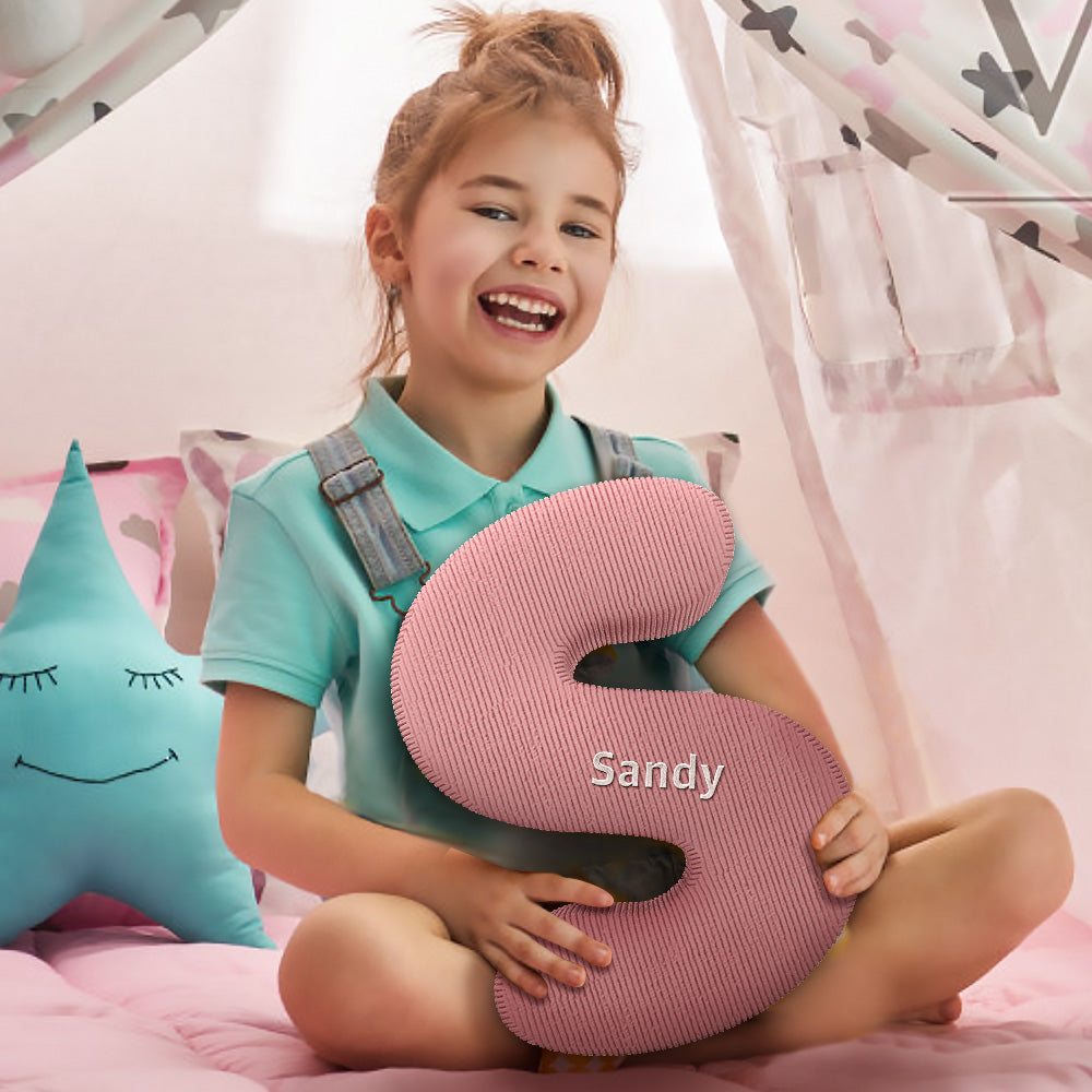 Almofada personalizada com letra do alfabeto e nome bordado - Presente exclusivo 