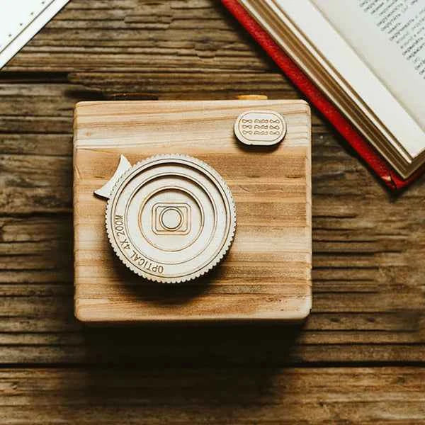 Vintage Wooden Camera Box Keychain for Film Rolls – A Unique Gift for Photography Enthusiasts