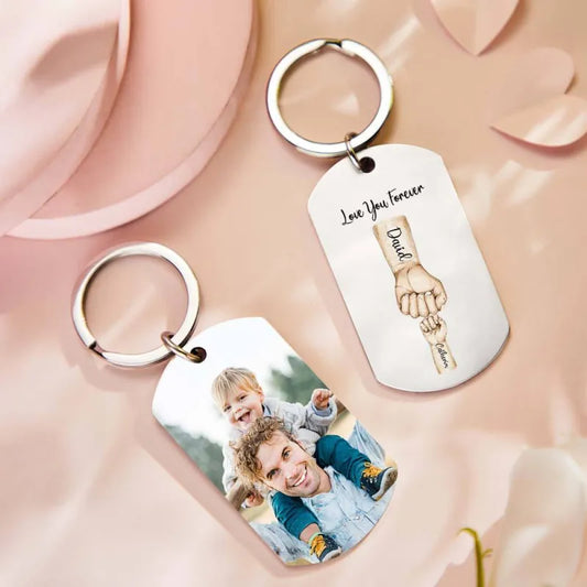 Personalised stainless steel bump keychain showing a main father's fist and smaller child fists with engraved names – Best Dad Ever photo keyring, custom Father's Day gift