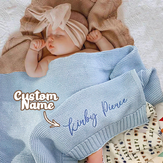 Main image: personalised knitted baby blanket with embroidered name, soft texture, approx 80×100 cm.