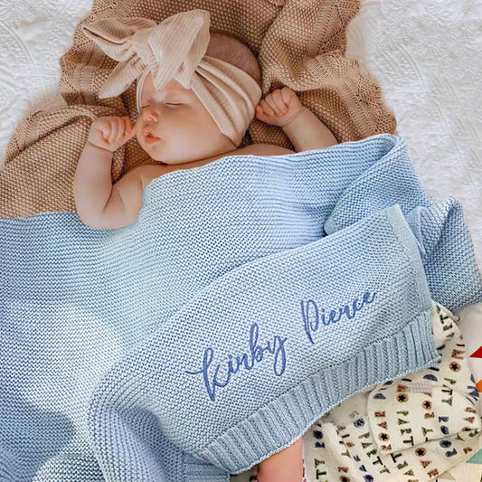 Main image: personalised knitted baby blanket with embroidered name, soft texture, approx 80×100 cm.