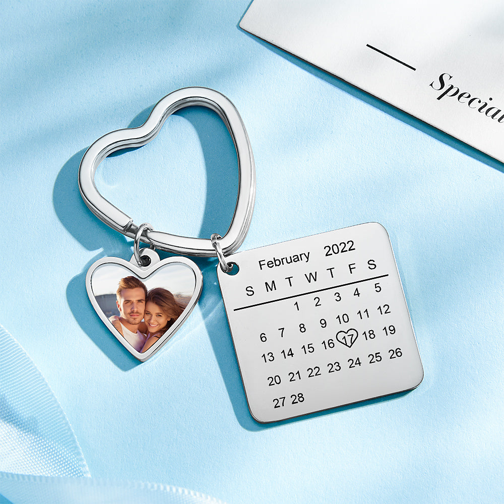 Close-up of the personalised photo slot in a heart-shaped calendar keychain with a high-resolution picture and engraved date — custom save the date keyring or memorial gift