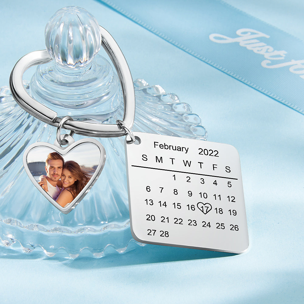 Detailed shot of the engraved mini calendar on the heart pendant with customised date and clear photo printing — personalised keychain ideal for anniversaries, Mother’s Day or gifts for loved ones
