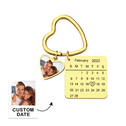 Personalised Photo Calendar Heart Keychain showing a heart pendant with engraved calendar and inserted photograph on a stylish keyring — save the date keyring gift for couples and anniversaries