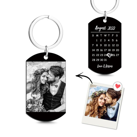 Personalised photo calendar keychain — custom stainless steel tag with engraved mini calendar and highlighted date, ideal Father’s Day gift