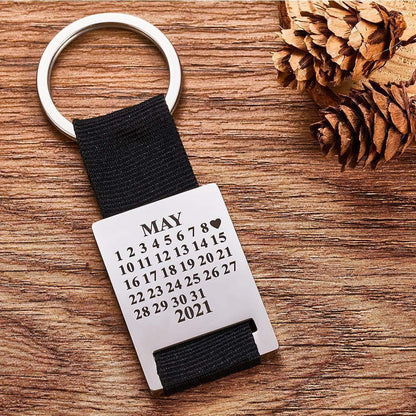 Durable personalised calendar keyring attached to keys, featuring engraved photo and calendar – ideal Valentine's or birthday gift for husband or dad