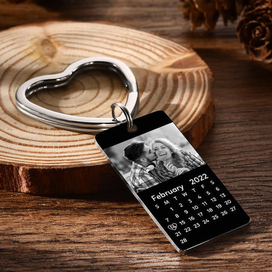 Personalised calendar photo keyring (2×4 cm) with engraved name and mini calendar photo pendant on a metal ring — custom anniversary gift for couples.