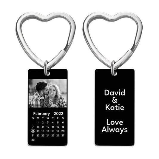 Personalised calendar photo keyring (2×4 cm) with engraved name and mini calendar photo pendant on a metal ring — custom anniversary gift for couples.