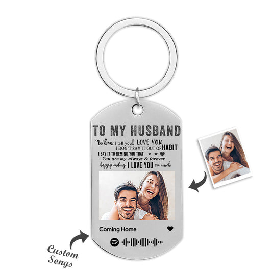 Custom photo keychain with engraved couple image on a silver ring – personalised anniversary gift for husband