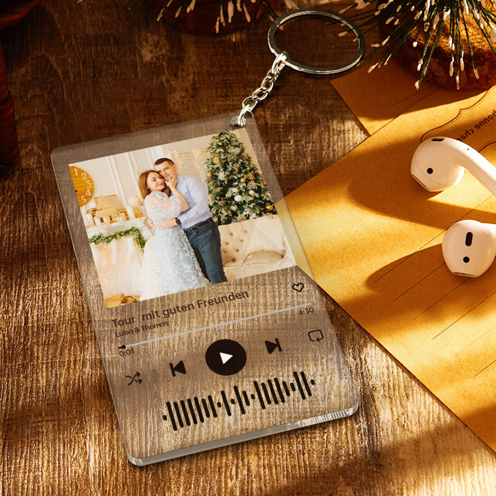 Close-up of UV-printed personalised photo on music code keychain showing vivid colours and a clear scannable music code for a custom music keychain