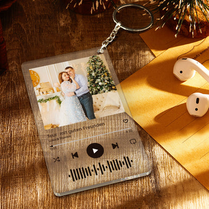 Close-up of UV-printed personalised photo on music code keychain showing vivid colours and a clear scannable music code for a custom music keychain