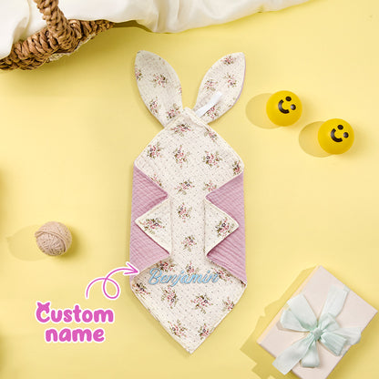 Edge detail and breathable cotton fabric of the baby comforter.