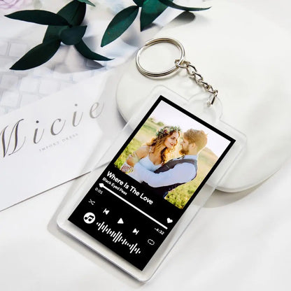 Close-up of personalised NFC music keyring showing high-resolution photo print on premium acrylic and sturdy key ring, ideal customised couple gift for anniversaries or Valentine’s Day.