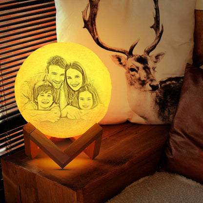 Size comparison of personalised 3D-printed photo moon lamps showing available diameters 10cm, 13cm, 15cm, 18cm and 20cm with wooden display base